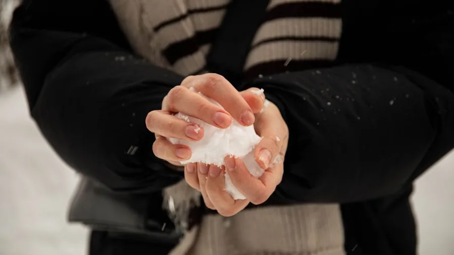 겨울 추위 속에서 맨손을 맞비비는 모습