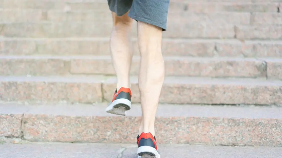 돌계단을 오르는 다리와 운동화