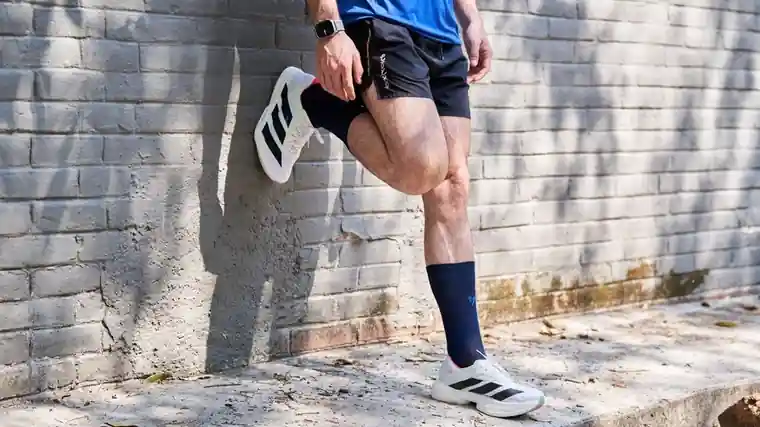 벽을 짚고 종아리를 늘리는 사람